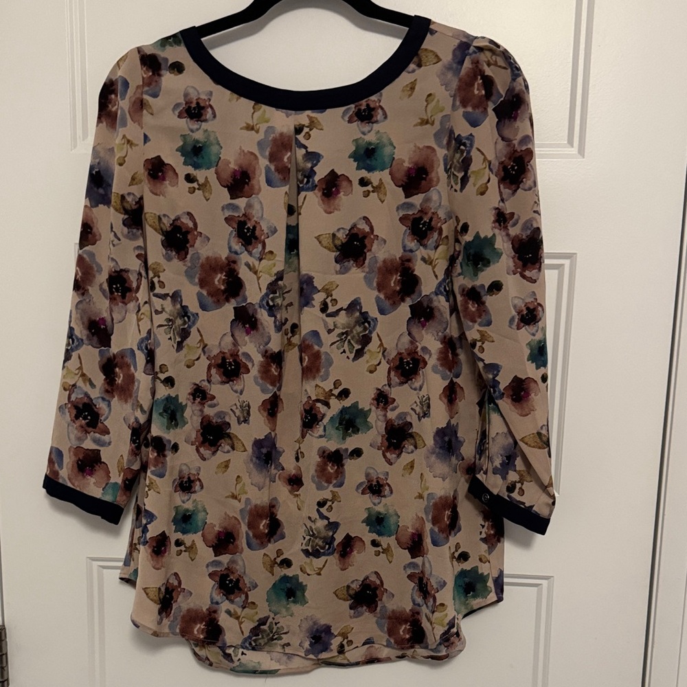 RW & Co Women’s Blouse with navy blue trim